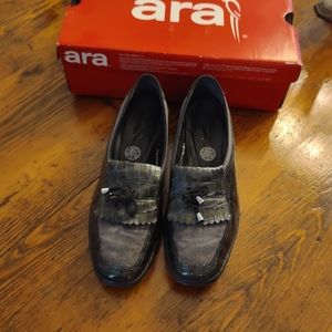 A pair of Ara shoes